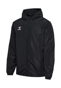 Chaqueta ligera y negra a prueba de viento con capucha, puños elásticos, bolsillos laterales y un logo blanco en la parte superior izquierda. Textura suave.