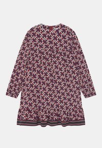 Langärmliges Kleid im geometrischen Muster aus Rot, Marineblau und Weiß. Ausgestellter Saum mit einem horizontal gestreiften Akzent am unteren Rand. Weicher Stoff.