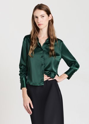 Blusa verde in satin con chiusura a bottoni sul davanti, colletto a punta e maniche lunghe, caratterizzata da una texture liscia e una vestibilità strutturata.