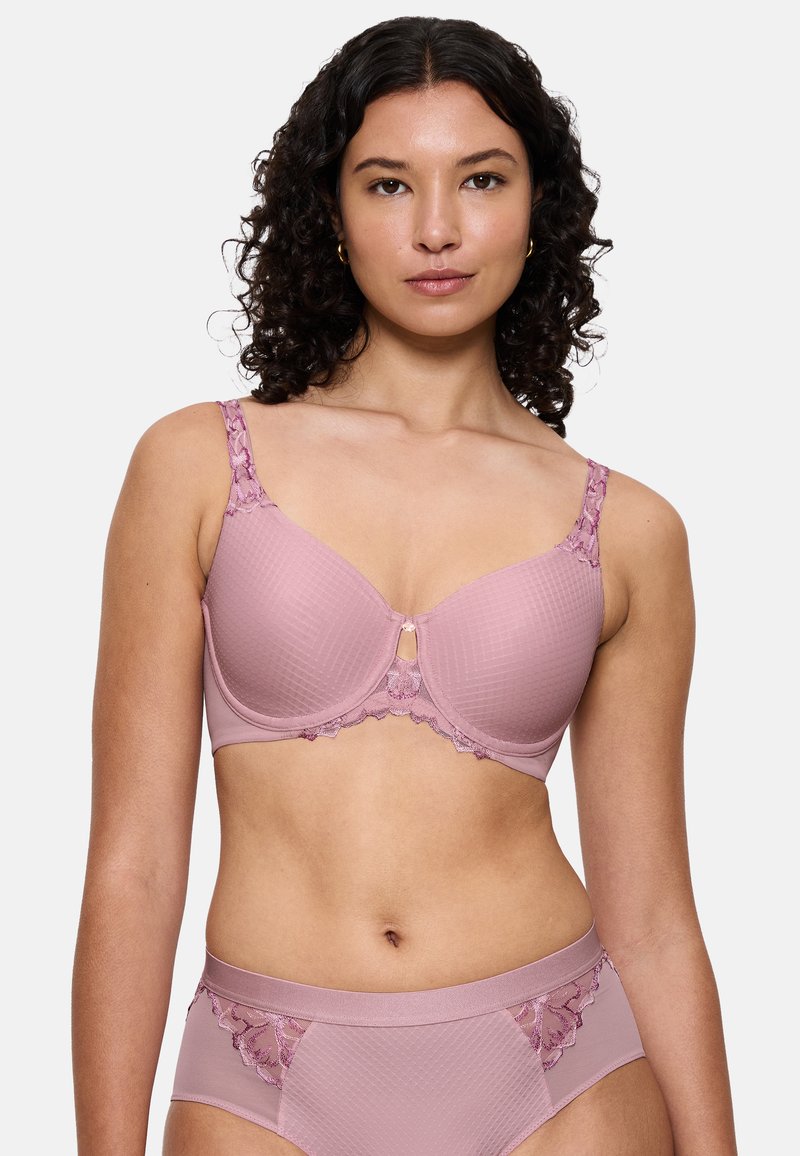 Roze beha met een gestructureerd oppervlak en kanten accenten op de bandjes en het midden. Bevat een sleutelgatdetail tussen de cups.