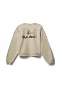 Vaaleanbeige collegepaita pyöreällä kaula-aukolla, jossa takana kuva koirasta mäellä ja liikettä kuvaavat viivat, resorit hihansuissa ja helmassa.