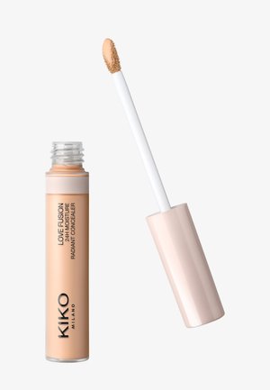 Concealerbuis met het label "Love Fusion 24H Moisture Radiant Concealer" met een applicatorstift die een beige crèméproduct toont.