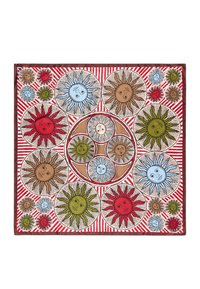 Gedrukt stoffen vierkant met meerkleurige zonnen in cirkelvormige ontwerpen op een rood-witte gestreepte achtergrond. Textuur is zichtbaar.