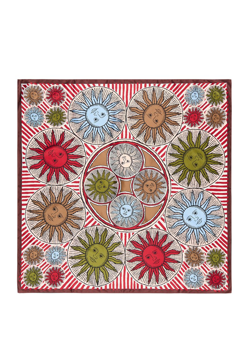 Gedrukt stoffen vierkant met meerkleurige zonnen in cirkelvormige ontwerpen op een rood-witte gestreepte achtergrond. Textuur is zichtbaar.