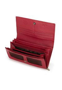 Portafoglio rosso in pelle con più scomparti, slot per carte e una tasca con zip. Presenta una chiusura a scatto e una texture liscia.