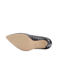 Scarpa con tacco stiletto nero a punta, con texture in rilievo di coccodrillo, forma slanciata e suola in gomma beige. Indicazione della taglia visibile sul fondo.
