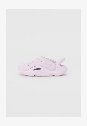 Jasnofioletowy but wsuwany wykonany z elastycznego materiału, z otworami wentylacyjnymi, zakrzywionym kształtem i małym akcentem na obcasie.