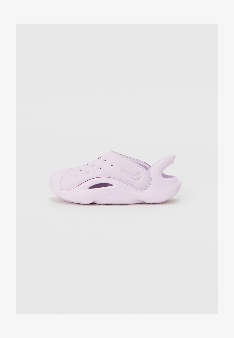 Világoslila slip-on cipő, rugalmas anyagból készült, szellőzőlyukakkal, ívelt kialakítással és kis sarkú díszítéssel.