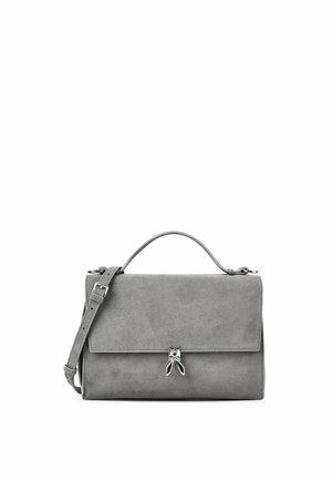 Bolso de ante gris con asa superior, correa de hombro ajustable, cierre con solapa y broche plateado con forma de insecto sobre fondo blanco.