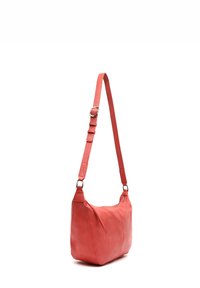 Borsa a spalla in pelle corallo con tracolla regolabile, forma rettangolare e scomparto principale con zip. Texture liscia e design minimale.