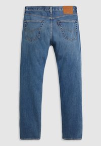 Blå denimjeans med rak ben-design, med en beige läderetikett i midjan, två bakfickor med sömnadsdetaljer.
