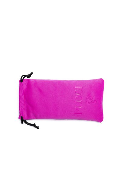 Rosa satinpås med präglad "PUCCI"-logotyp, dragskoavstängning och slät textur; avlång rektangulär form.