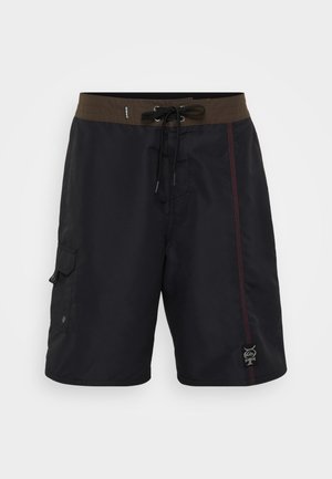 Shorts de baie negri cu un brâu elastic maro, șnur ajustabil, buzunar lateral și detalii cu cusături roșii. Țesătură ușoară.