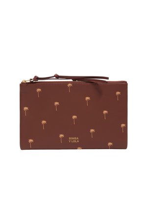 Bolso de mano marrón con pequeños patrones amarillos de palmeras y una correa para la muñeca, con una cremallera dorada y el logo "BIMBA Y LOLA".