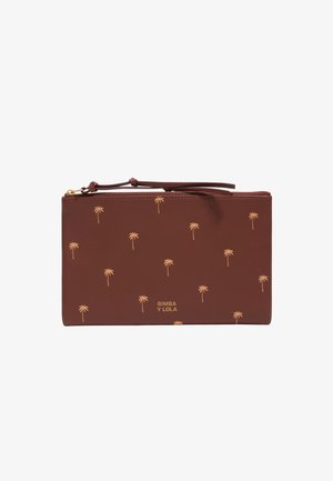 Bolso de mano marrón con pequeños patrones amarillos de palmeras y una correa para la muñeca, con una cremallera dorada y el logo "BIMBA Y LOLA".