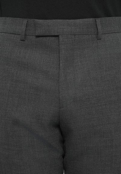 Pantalones gris ajustados con una tela texturizada, parte delantera plana y dos bolsillos frontales. La cinturilla es lisa y cuenta con trabillas para el cinturón.