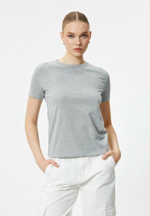 Heather grå T-shirt med korte ærmer, rund halsudskæring og lysegrøn broderet tekst "vær ikke alene" på forsiden.
