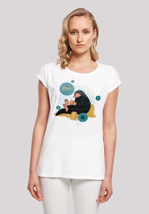 Weißes Baumwoll-T-Shirt mit einem bunten Grafikdesign eines Nifflers, umgeben von Münzen und dekorativen Kreisen, mit umgeschlagenen kurzen Ärmeln.