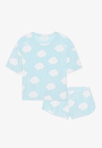 Set de pijama bleu deschis, format dintr-un top cu mânecă scurtă și pantaloni scurți asortați, împodobit cu motive de nori albi pe un material moale.