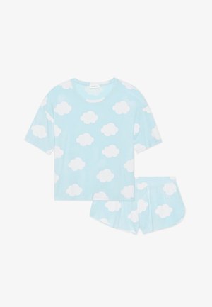 Hellblaues Schlafanzug-Set bestehend aus einem kurzärmeligen Oberteil und passenden Shorts, verziert mit weißen Wolkenmustern auf weichem Stoff.