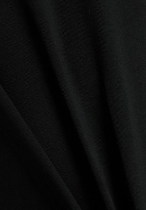 Schwarzer Stoff mit sanften Falten, zeigt feine Strickstruktur und leichten Glanz unter Beleuchtung.