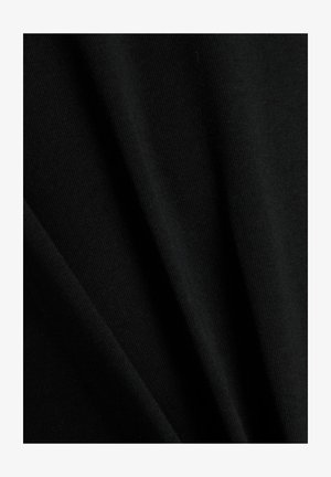Schwarzer Stoff mit sanften Falten, zeigt feine Strickstruktur und leichten Glanz unter Beleuchtung.