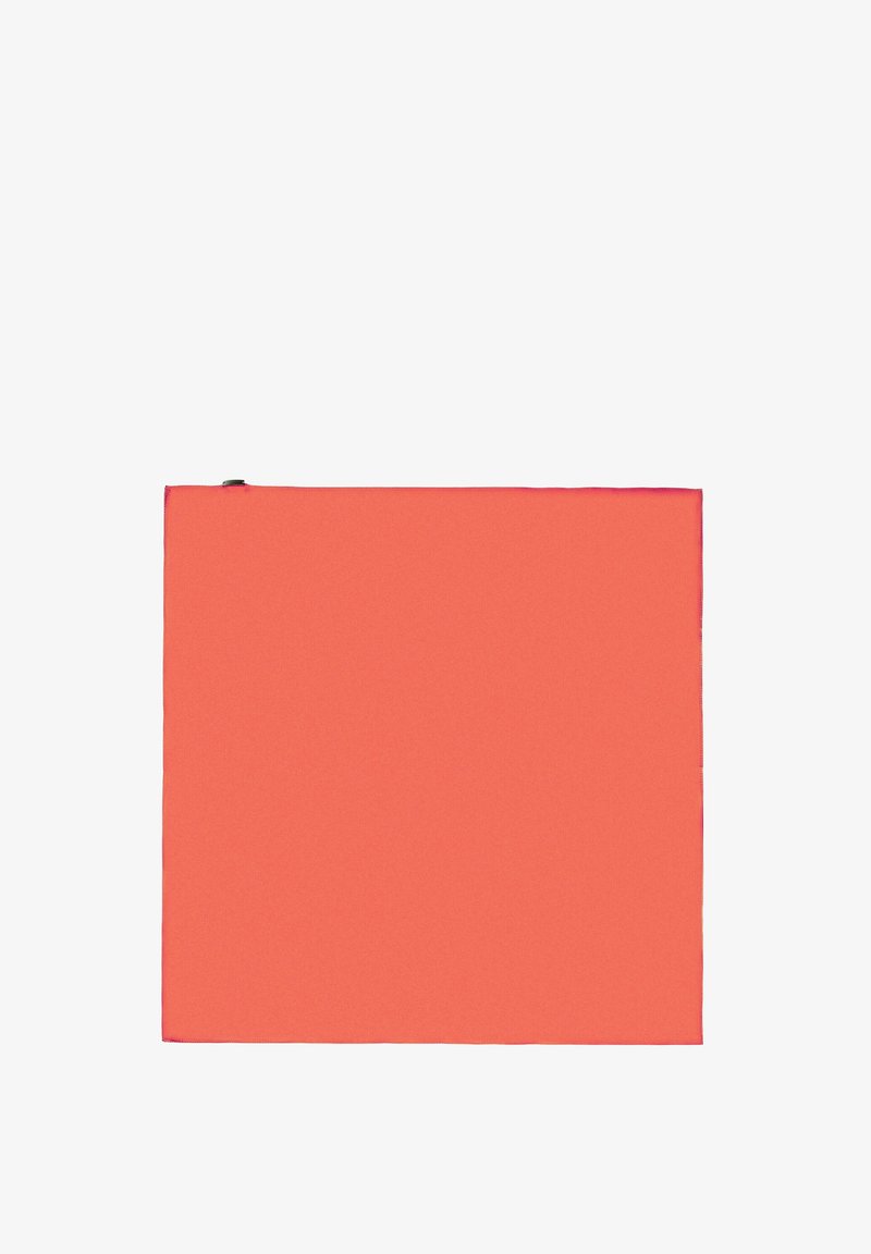 Neceser rectangular de color coral, hecho de tejido suave, con un cierre de cremallera en la parte superior. Sin patrones visibles ni detalles metálicos.