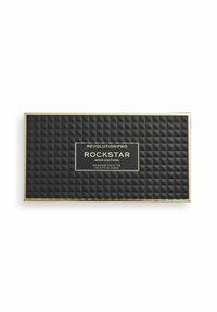Svart rektangulär ögonskuggspalett med upphöjd pyramidstruktur, guldkanter och en central etikett med texten "Revolution Pro Rockstar Noir Edition."