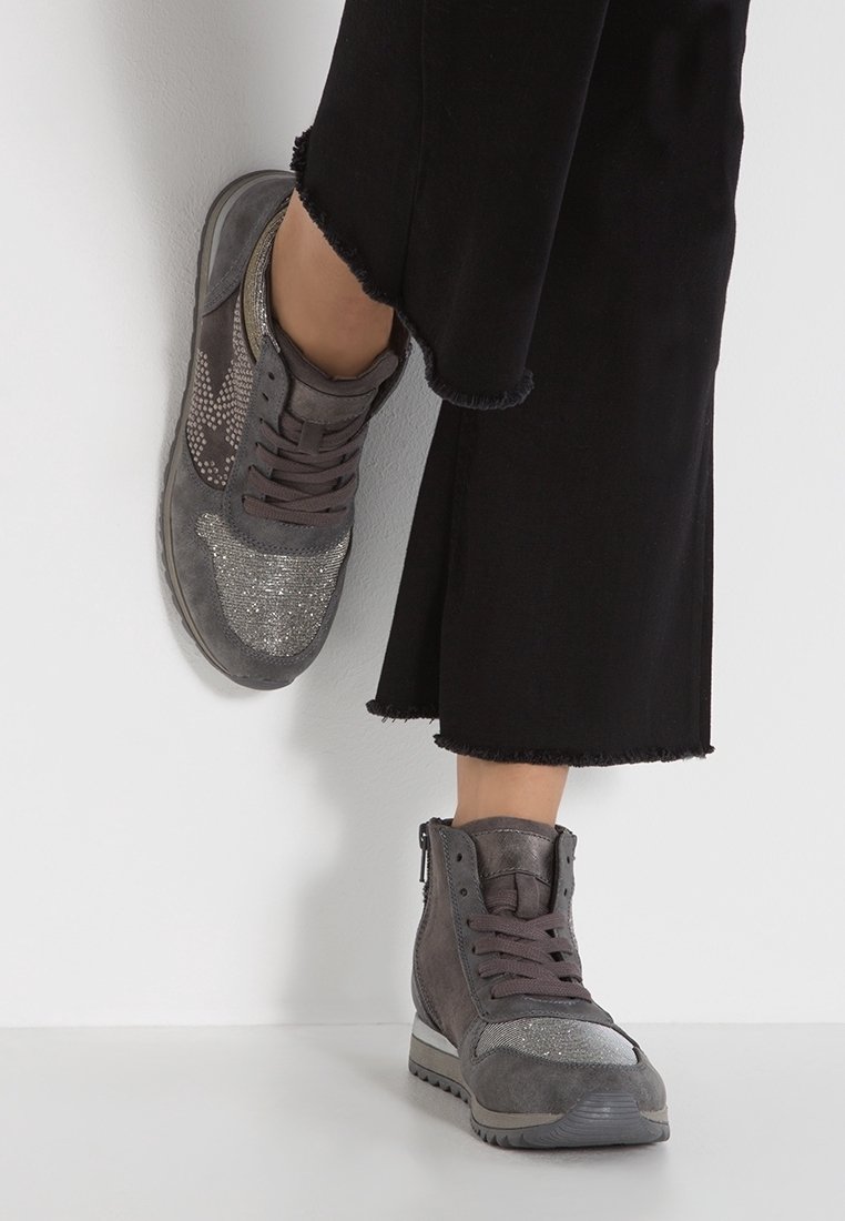 Šedé vysoké tenisky vyrobené z semiše a síťoviny, s blyštivými akcenty, texturovanými panely a šněrováním vpředu s bočním zipem.