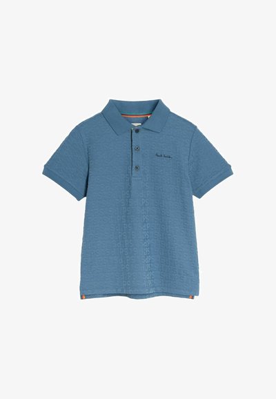 Modrá polo tričko s texturovaným vzorem písmen "PS" po celém povrchu. Má klasický límec, zapínání na knoflíky a vícebarevný lem.