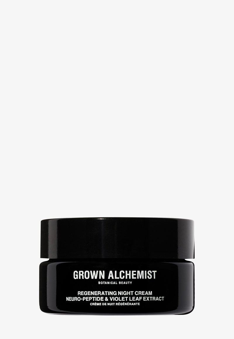 Czarny słoiczek regenerującego kremu na noc Grown Alchemist z białym napisem. Zawiera neuro-peptydy i ekstrakt z liści fiołka. Gładka powierzchnia.