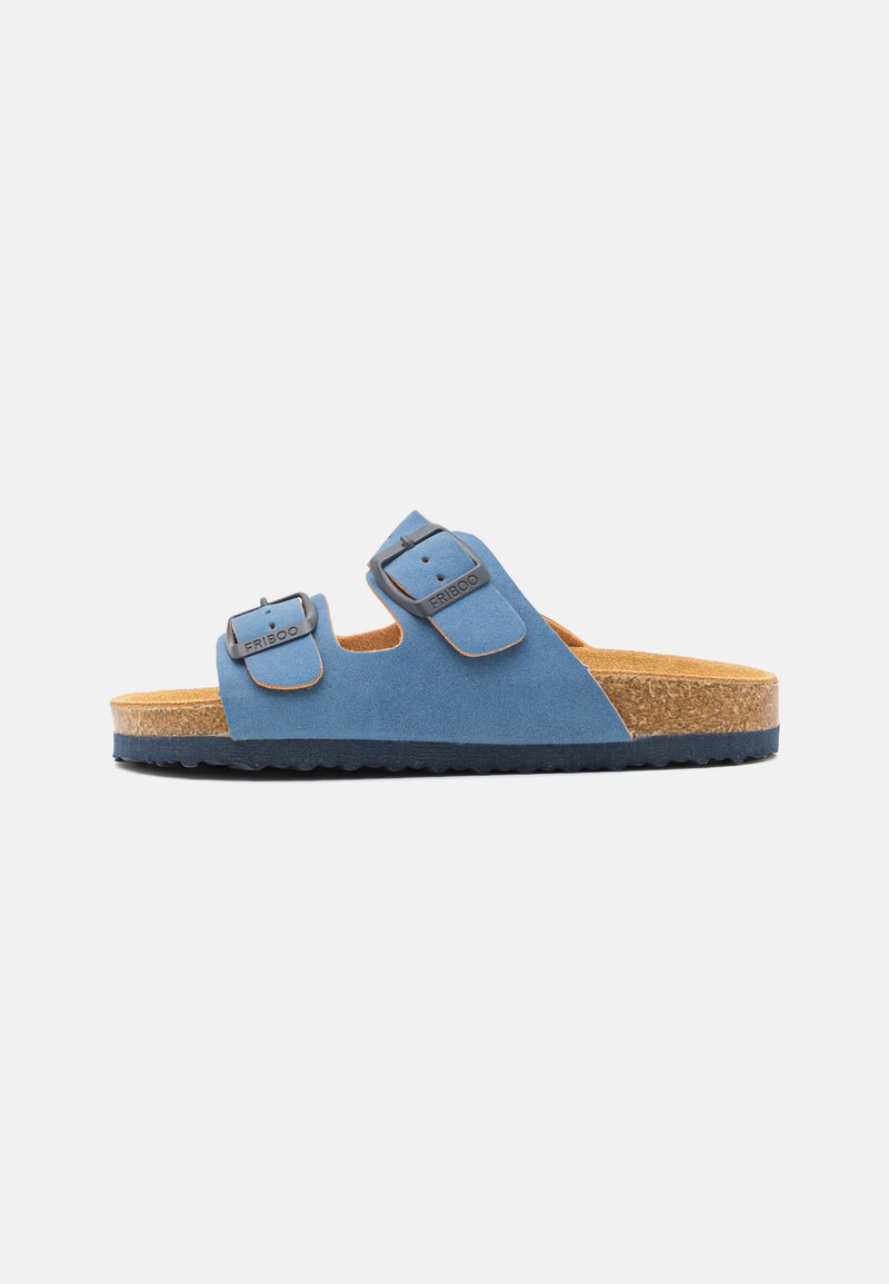 Sandale à glissière en suédine bleue avec deux brides réglables, un semelle en liège et une semelle extérieure en caoutchouc. Design plat avec une texture douce pour le confort.