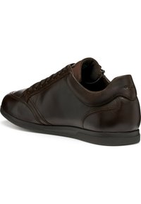 Sneaker in pelle marrone con punta arrotondata, design con lacci, colletto imbottito e dettagli cuciti. Suola in gomma per una buona aderenza.