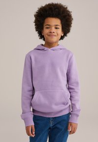 Lila huvtröja i mjukt tyg med en kenguruficka och ribbade muddar. Bärs tillsammans med blå jeans.