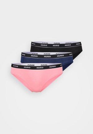 Trois paires de sous-vêtements pour femmes en rose, bleu marine et noir, dotées d'une ceinture élastique avec logo et d'un tissu lisse et extensible.