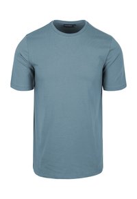 Lichtblauwe katoenen t-shirt met een ronde halslijn, korte mouwen en een rechte zoom. Glad oppervlak, geen patronen of versieringen.