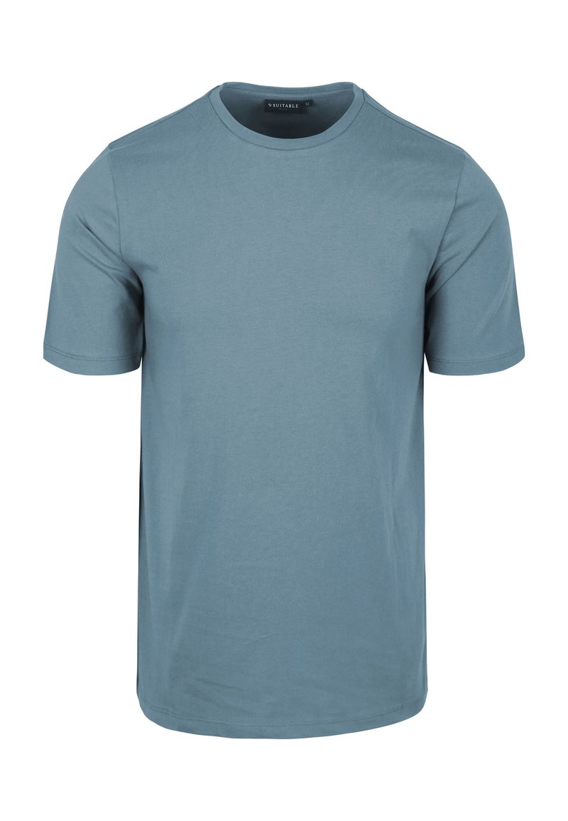Lichtblauwe katoenen t-shirt met een ronde halslijn, korte mouwen en een rechte zoom. Glad oppervlak, geen patronen of versieringen.