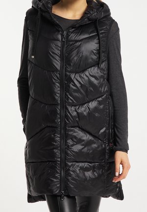 Sort vatteret vest med hætte, lavet af skinnende, quiltet nylon. Har en lynlås foran, sidelommer og en lang, afslappet pasform.