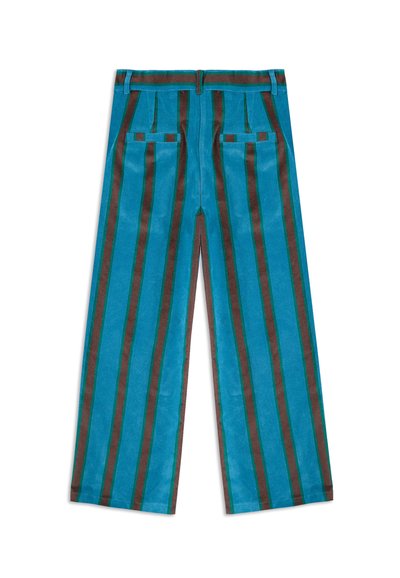 Tirkizne baršunaste hlače s tamnosmeđim vertikalnim prugama. Imaju široke nogavice, prednje plisirane dijelove i dva stražnja džepa.
