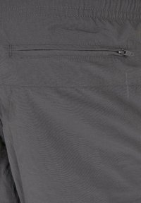 Grå, lette shorts i glatt stoff med glidelåslomme bak og synlige sømmer langs sømmene.