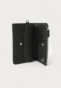 Portefeuille en cuir noir avec une finition texturée, doté d'une fermeture à pression, de plusieurs emplacements pour cartes, d'un compartiment zippé et d'une fenêtre transparente pour carte d'identité.