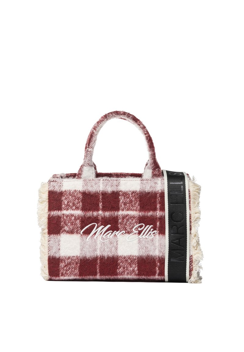 Rot-weiß karrierte Handtasche mit Fransenakzenten, weich texturiert, zwei kurzen Griffen und einem Stoffriemen, auf dem „MARC ELLIS“ in Schwarz gedruckt ist.