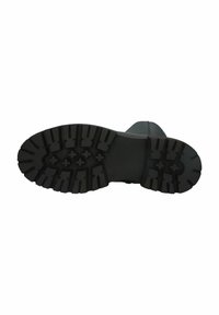 Suela de bota de goma negra con surcos profundos, que presenta un patrón texturado y un tacón plano, diseñada para ofrecer tracción y durabilidad.