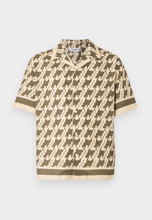 Košulja kratkih rukava na kopčanje s bež i maslinasto zelenim geometrijskim uzorkom te kontrastnim rubom na rukavima i rubu košulje.