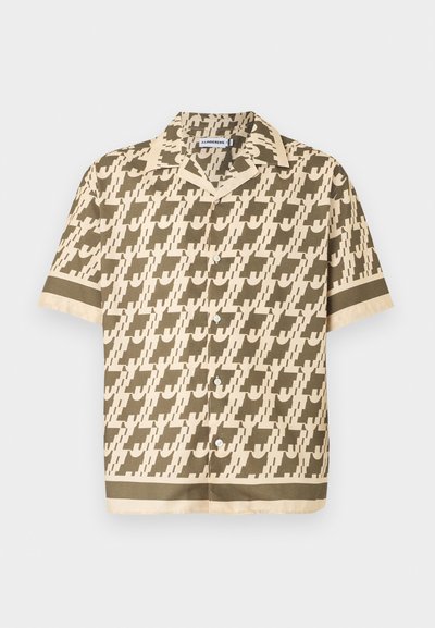 Πουκάμισο με κοντά μανίκια και κουμπιά, σε μπεζ και ελαιοπράσινο γεωμετρικό σχέδιο, με αντίθετο περιθώριο στα μανίκια και στο τελείωμα.
