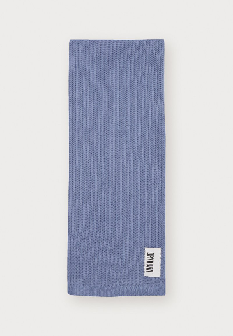 Svetlo modrý pletený šál s textúrovaným vzorom, ktorý má malú značkovú etiketu v pravom dolnom rohu.