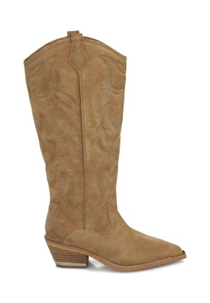 Bota vaquera de ante marrón con punta afilada, costuras decorativas y tacón apilado. Presenta una tira de agarre para facilitar su uso.