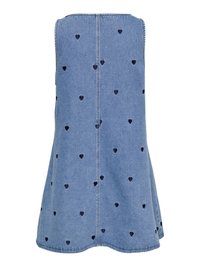 Robe en denim bleu sans manches avec un ourlet évasé, décorée de petits cœurs brodés bleu foncé éparpillés.