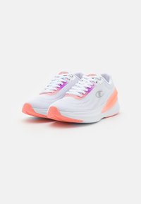 Zapatillas deportivas blancas con parte superior de malla transitable, con acentos en rosa y púrpura, un diseño texturizado y una suela de goma con detalles en naranja.
