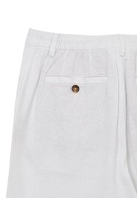 Shorts in lino grigio chiaro con una tasca posteriore dotata di un bottone marrone e dettagli di pieghe. Tessuto liscio con cintura elasticizzata.